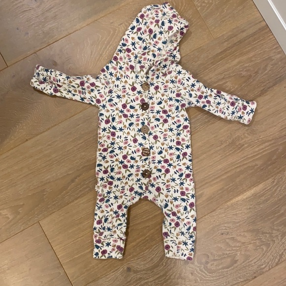 childhood clothing Other - Childhood clothing one-piece size 3-6